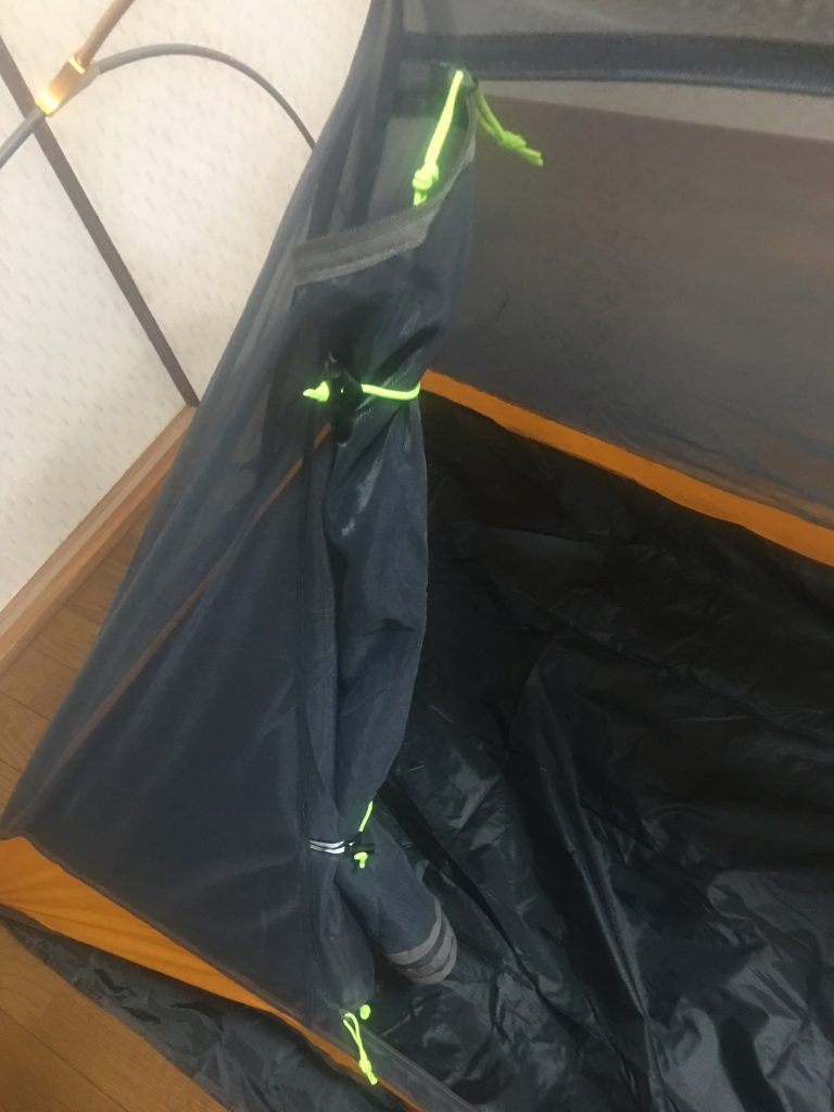 出入り口は紐で固定すると開きっぱなしも可能