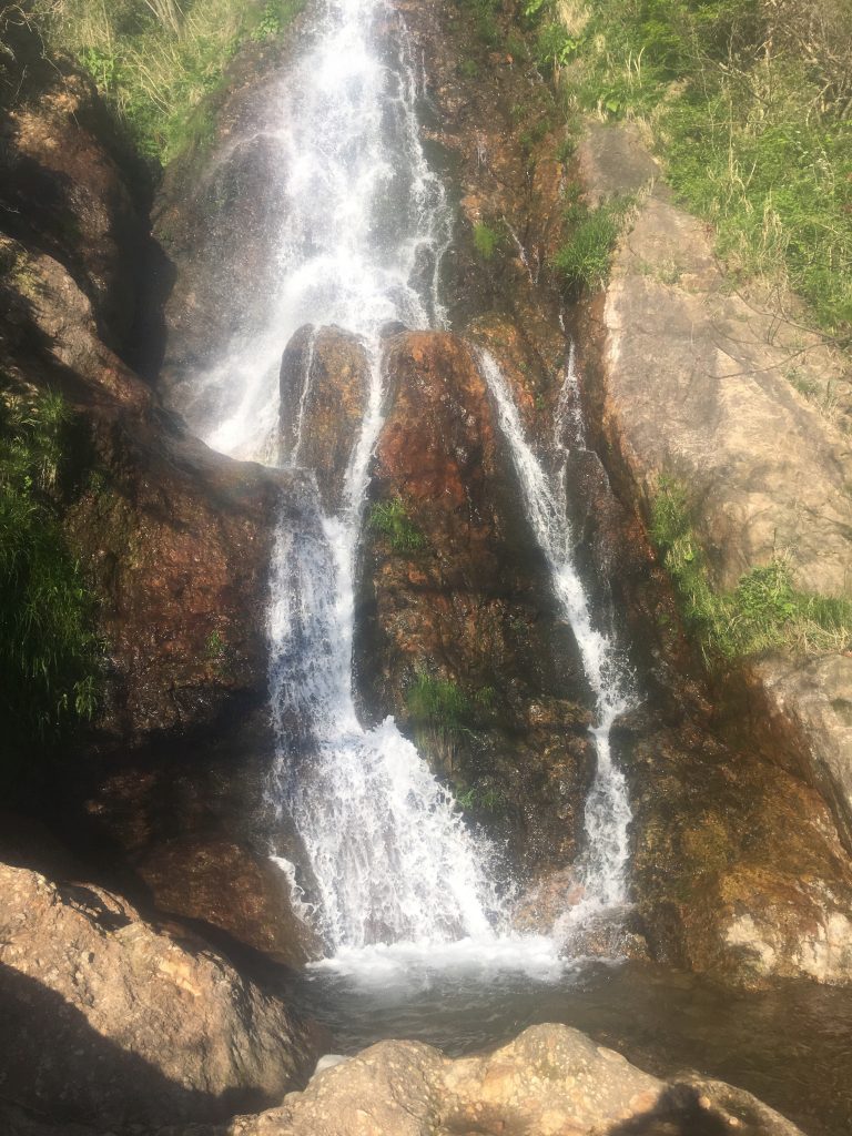 けっこう人が観にくる滝、水も綺麗です