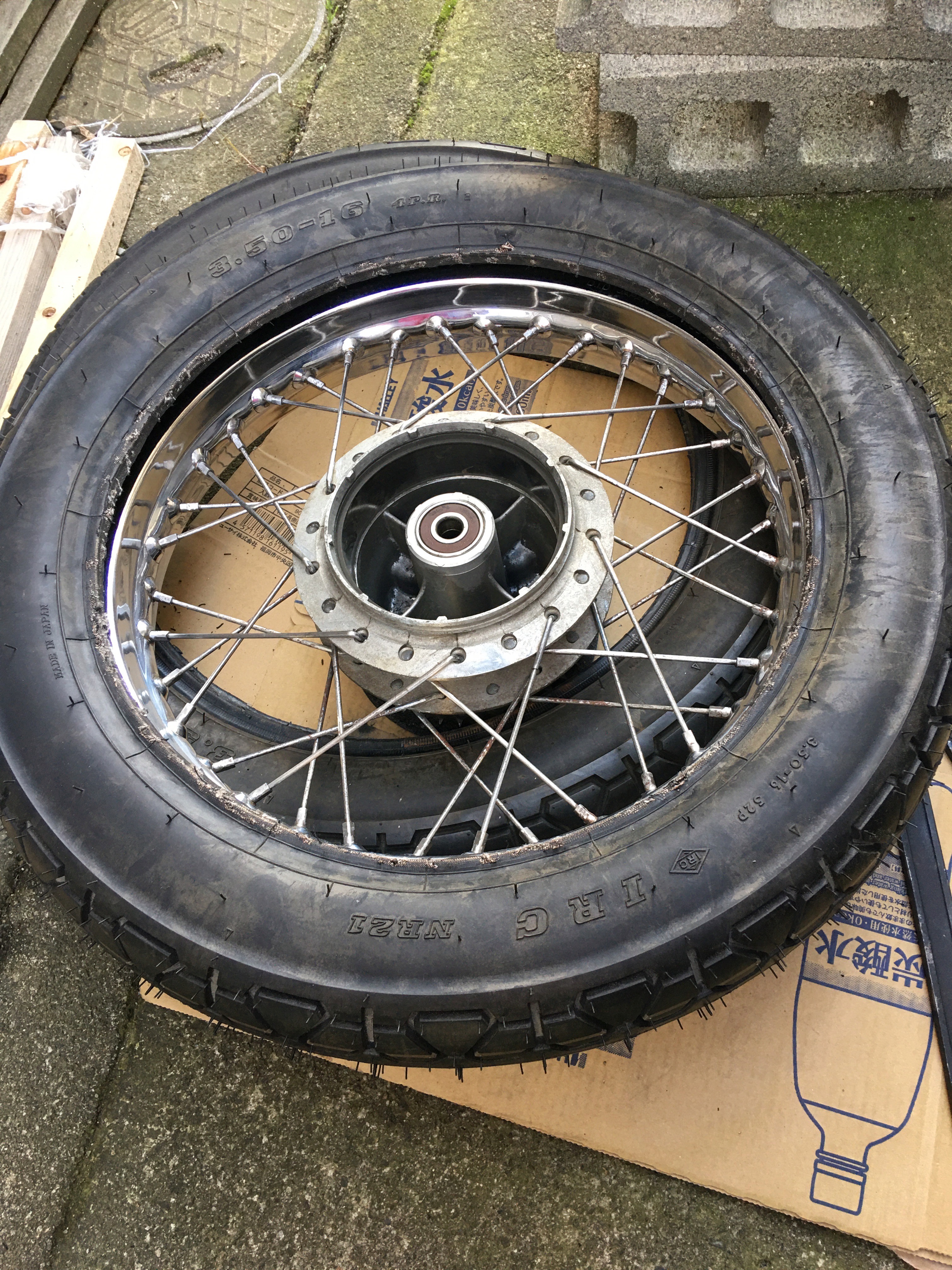 タイヤチューブの交換が必要です 自分でDIYすれば安い。CM125T、チューブタイヤ交換。チューブ