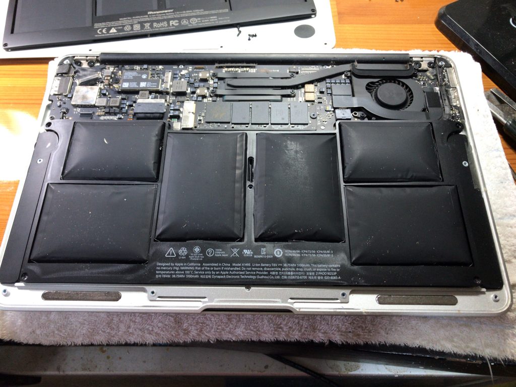 Mac Book Air 11 inch A1465の裏側カバーを外した直後、パンパンにバッテリーが膨らんでます