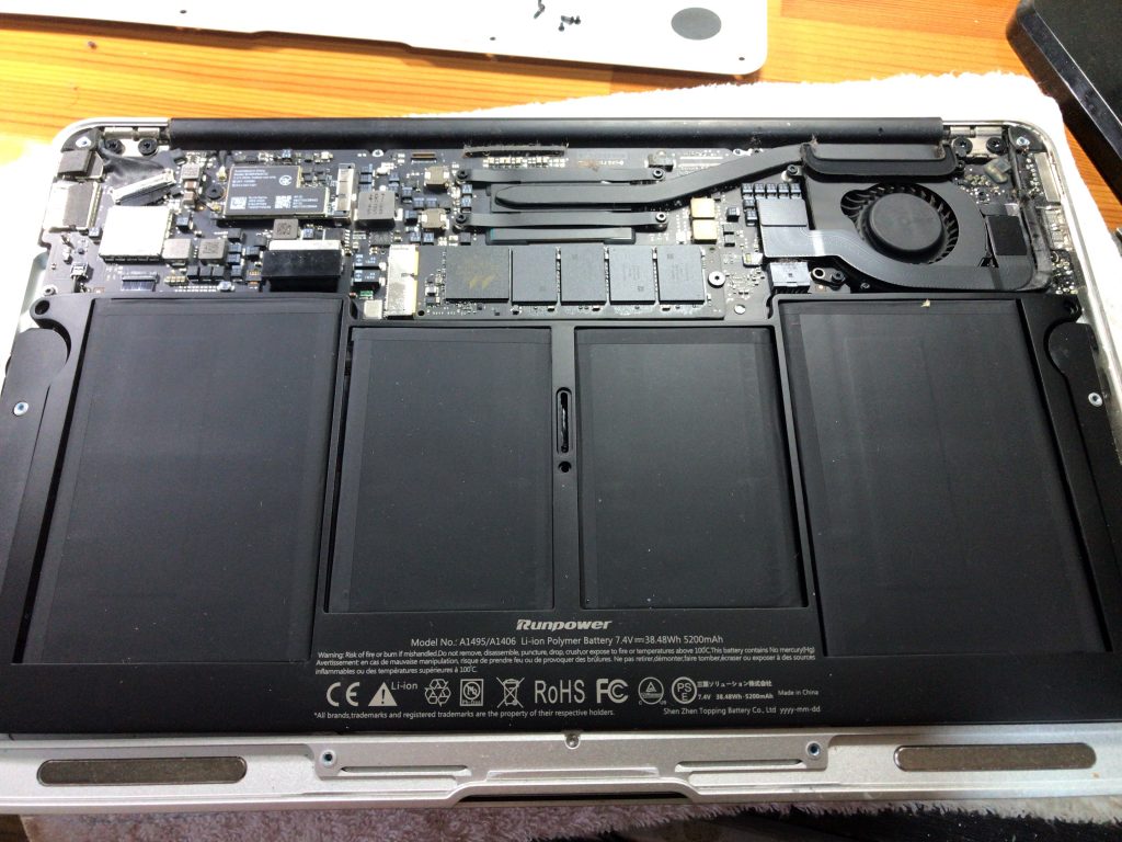 Mac Book Air 11 inch A1465 バッテリー 新品に交換