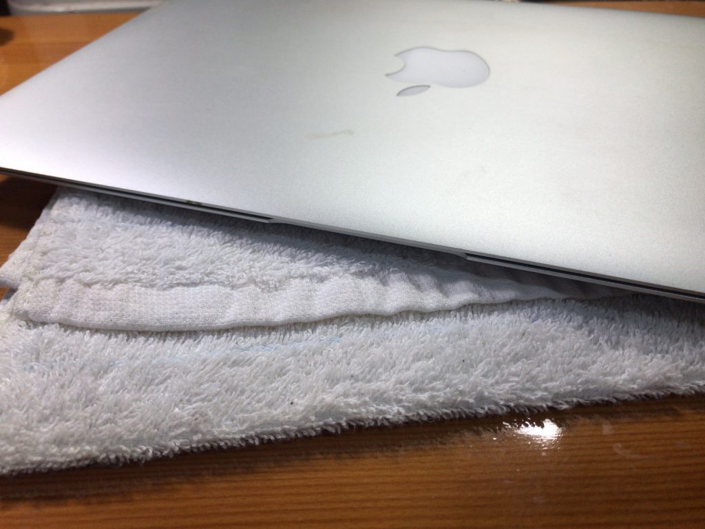 Mac Book Air 11 inch A1465バッテリー交換完了。蓋もしっかり閉まります。