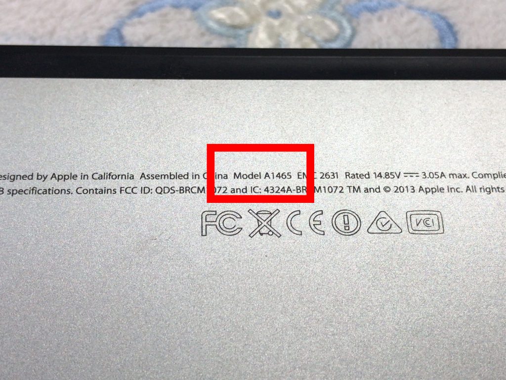 Mac Bookのモデル型番が書いてある場所は裏側