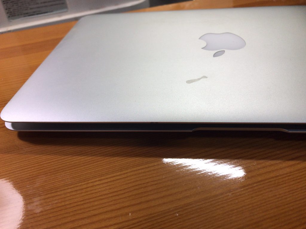 Mac Book Air 11 inch A1465 バッテリーが膨らんで閉まらない