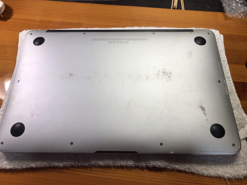 Mac Book Air 11 inch A1465 バッテリーが膨らんで裏側もパンパン