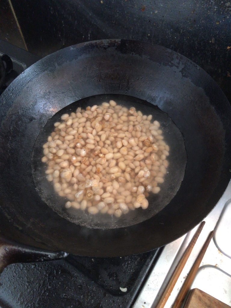 大豆を洗って、水で戻して茹でる