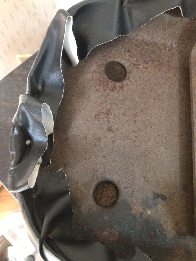 CM125シート張り替え、裏側の最後に余った革の部分