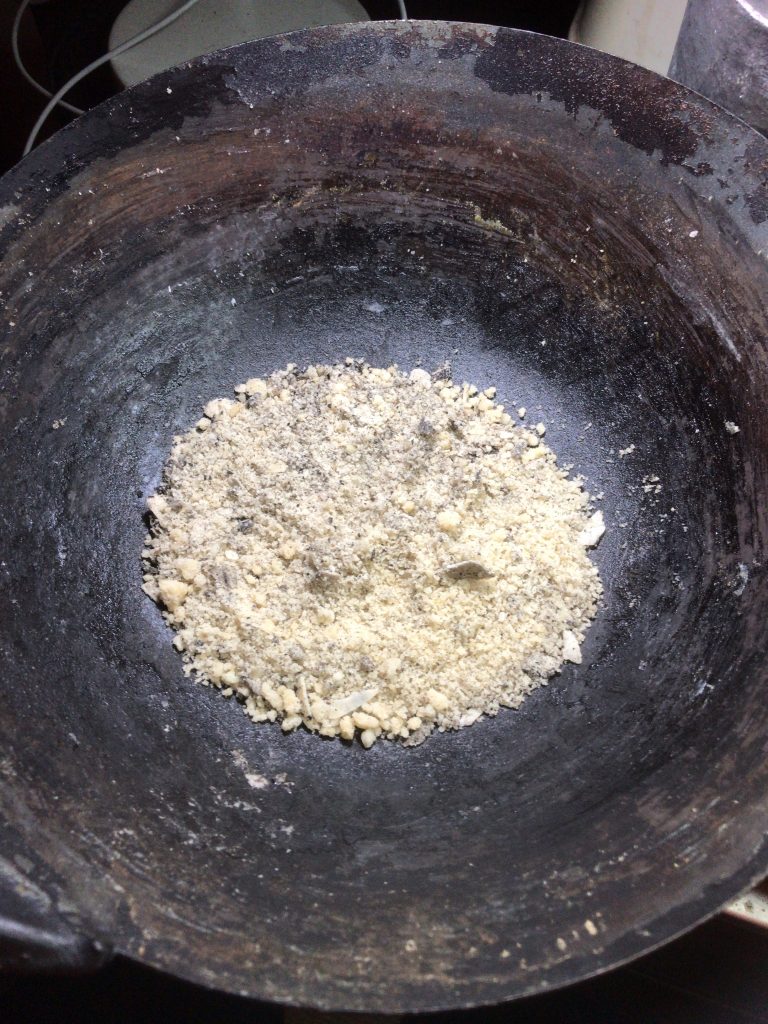 海水を煮詰めて塩を取り出す。鍋にこびりついた塩も剥がして集めたところ。